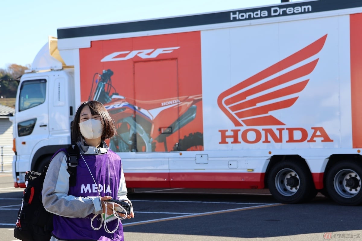 ピット裏には、大好きなCRFがプリントされたトラックを発見