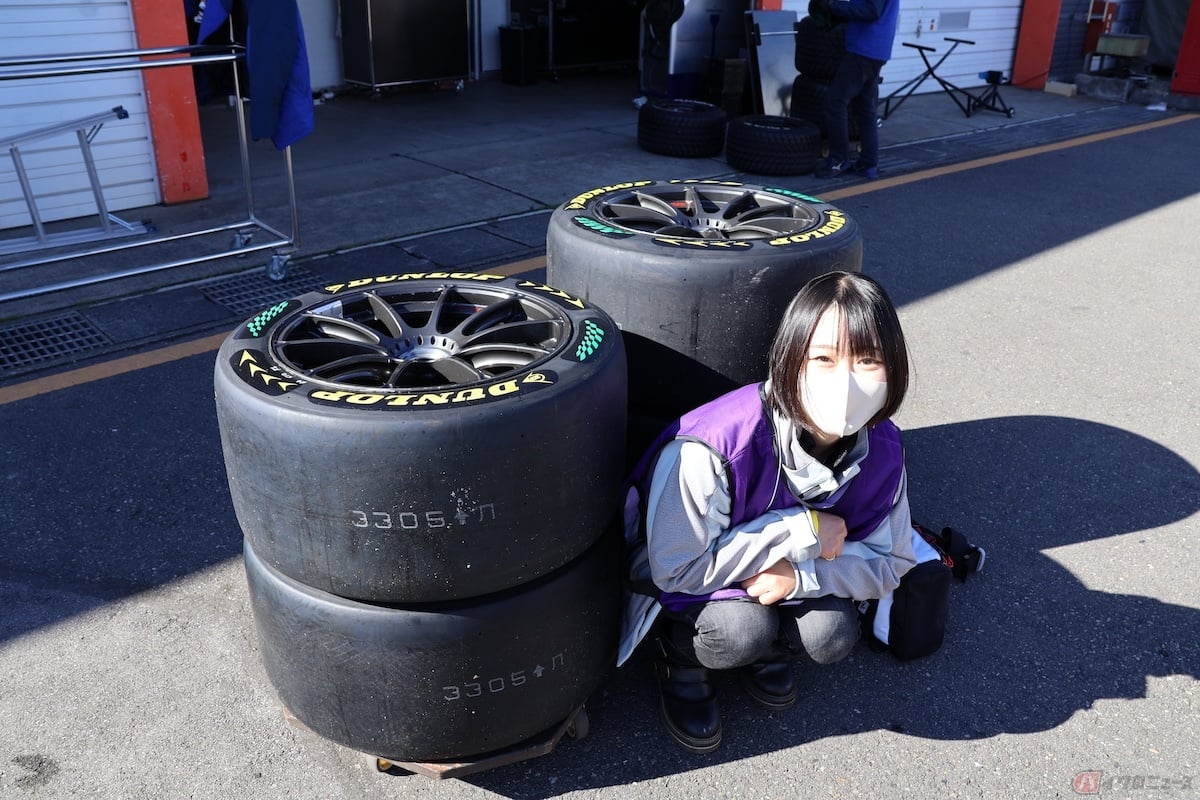 スーパーフォーミュラの太いタイヤと記念撮影