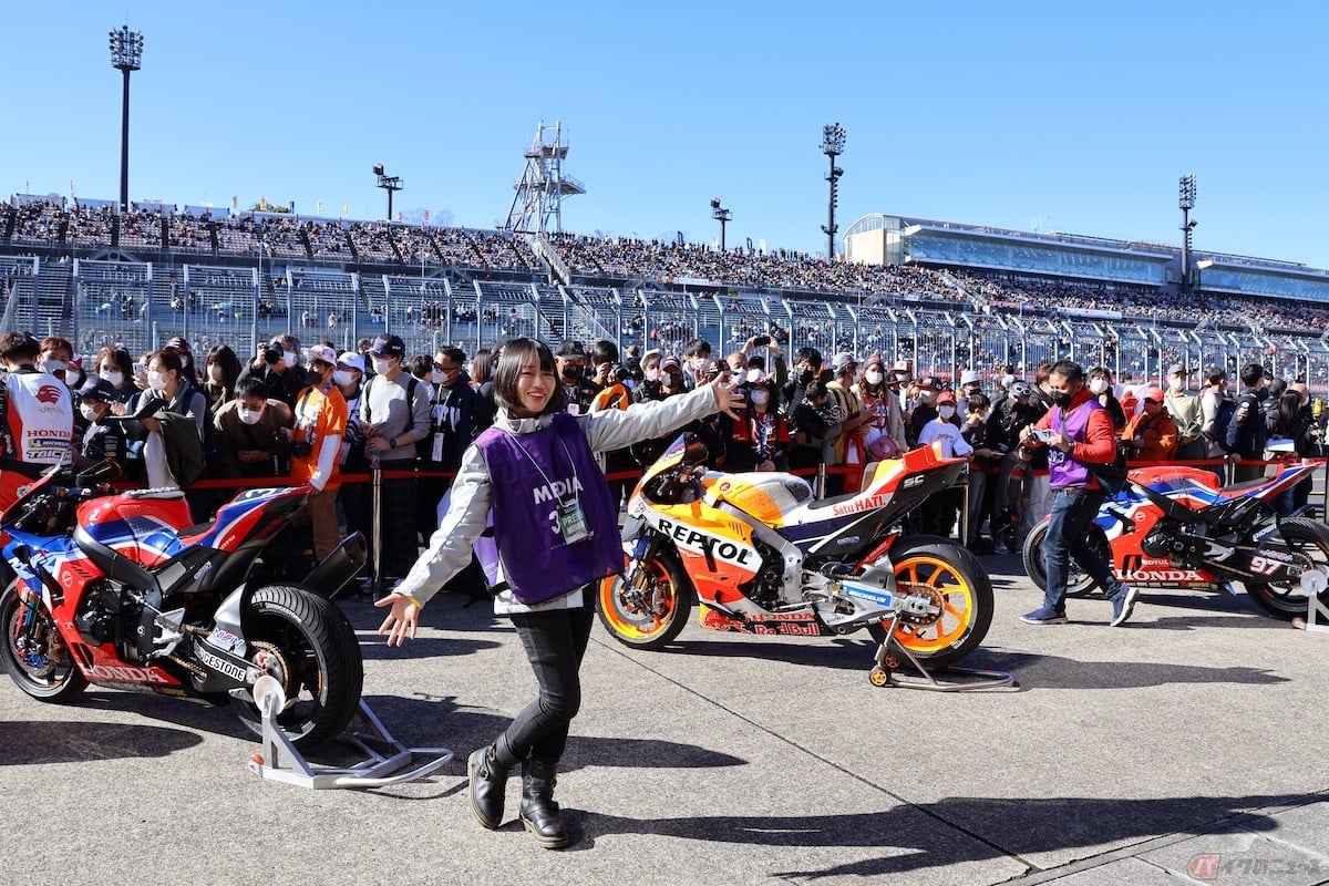 ピットレーンに出てみるとピットウォークが開催されています