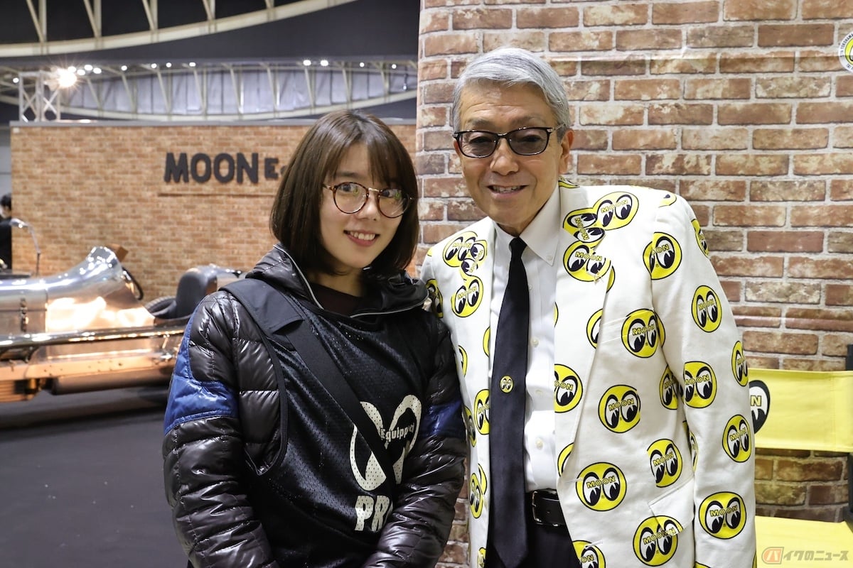 『YOKOHAMA HOT ROD CUSTOM SHOW 2022』を主催するムーンアイズ代表の菅沼繁博さんと記念撮影