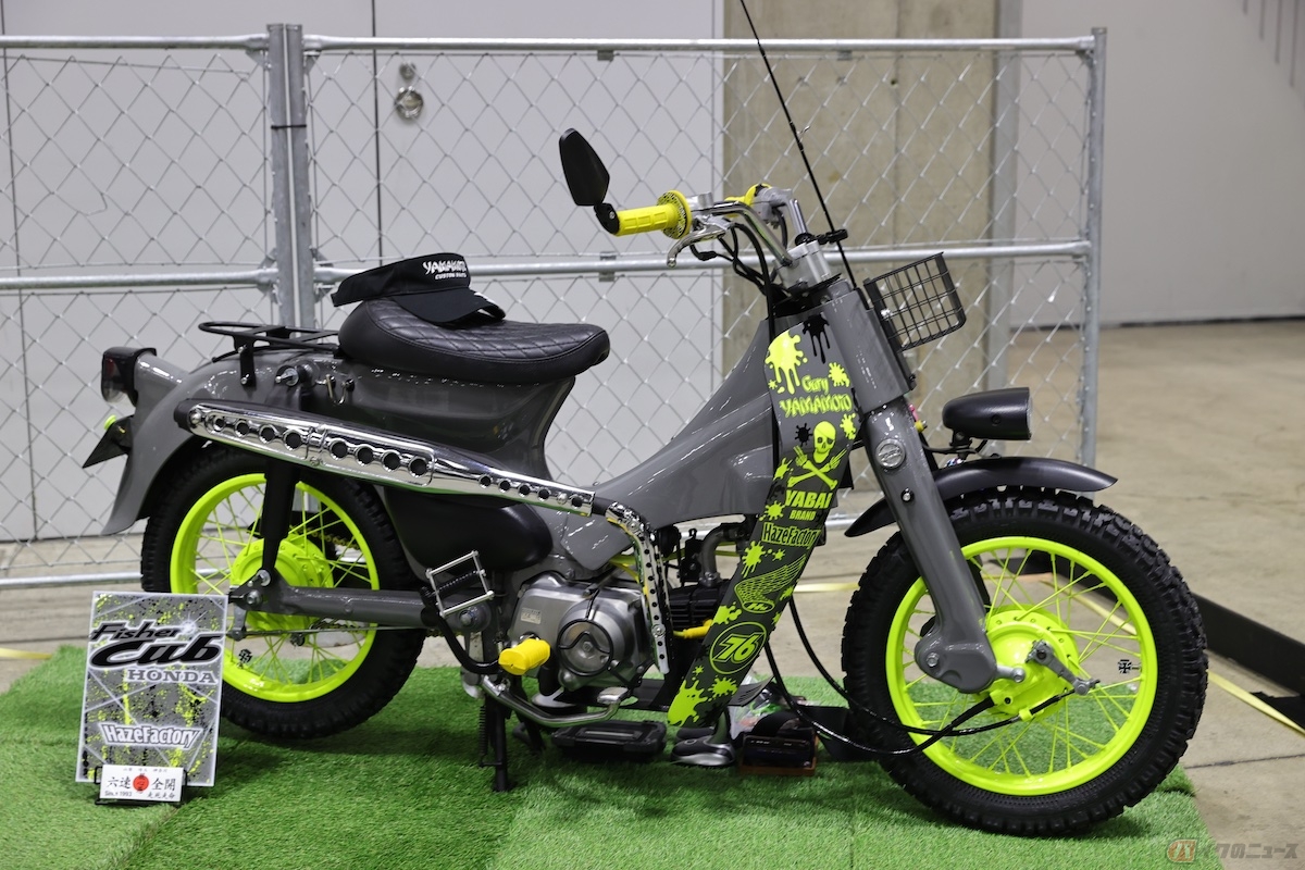 カスタムされたスーパーカブをよく見ると釣り竿が装備されています