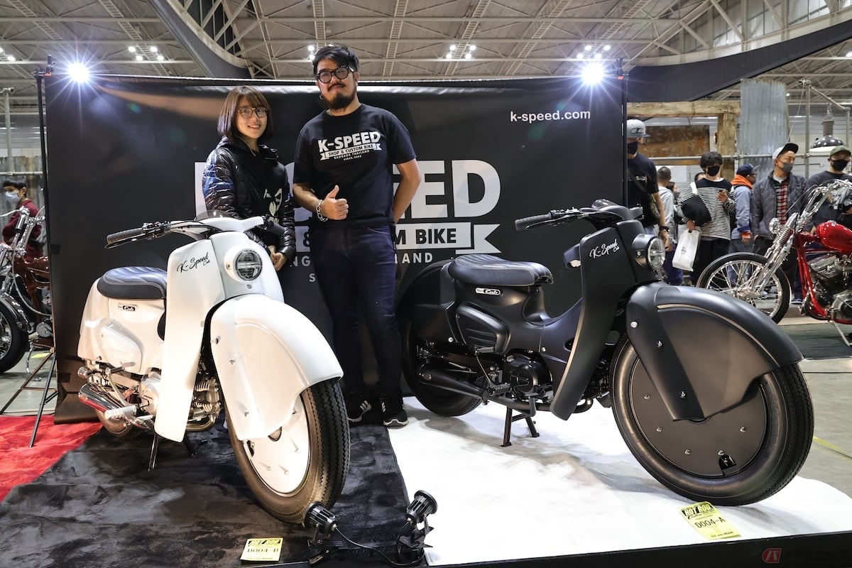『K-SPEED』のカスタムされた白と黒2台のスーパーカブ