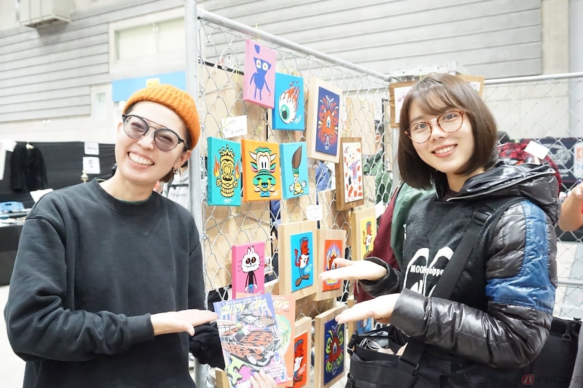 車やバイクだけでなく、アートや小物、アパレルなどを扱うショップも並んでいます