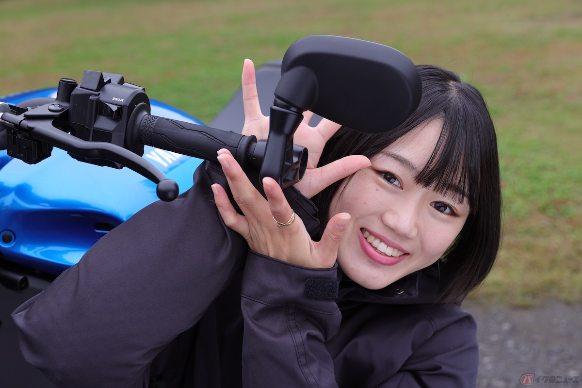 バーエンドミラーは、さりげない目線移動でもしっかりと左右後方を確認できる