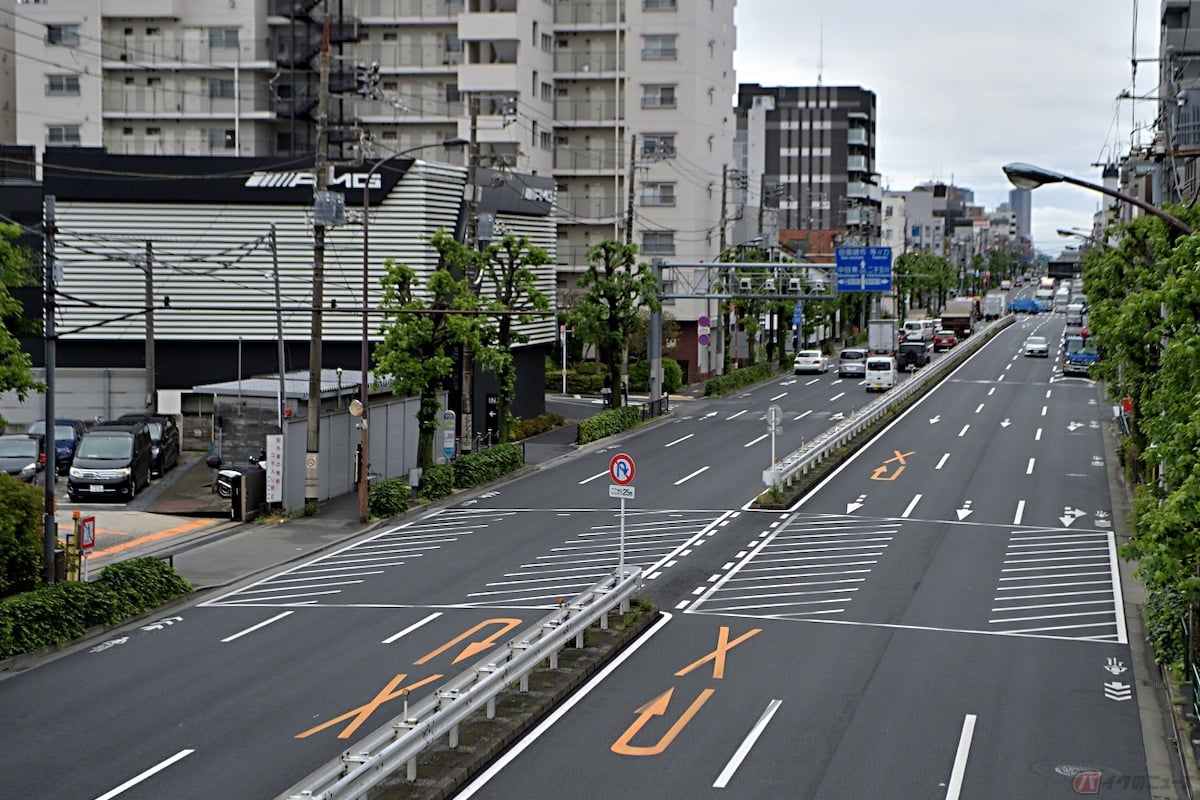 片側三車線以上の場合は、一番右側の車両通行帯を追い越し車線として空けておき、そのほかの車両通行帯を通行することができる