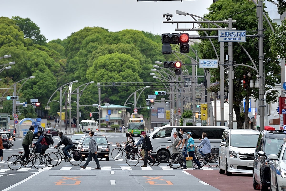 二段階右折禁止の標識が出ていない車線が三車線以上の道路では、必ず二段階右折をしなければなりません