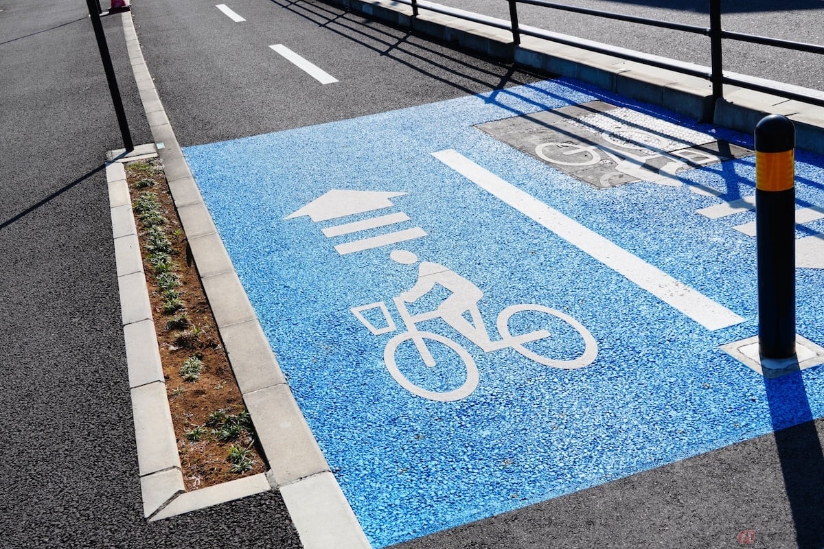 白い文字で青く塗られた道路脇にあるレーンは、自転車以外の車両は走行することが禁止されています