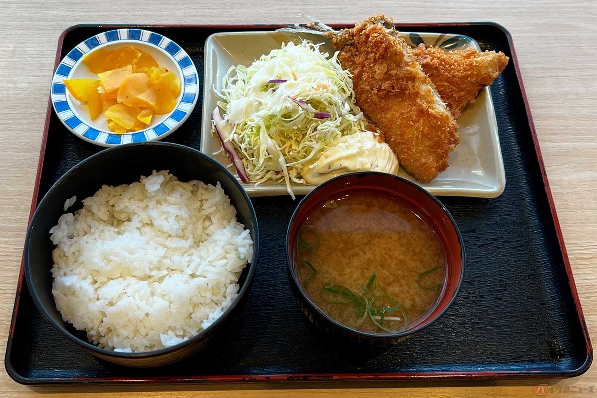 「本日のおまかせ定食 アジフライ」は、大きめのアジフライ1枚にご飯と味噌汁、漬物がセットで790円というコスパの高いもの