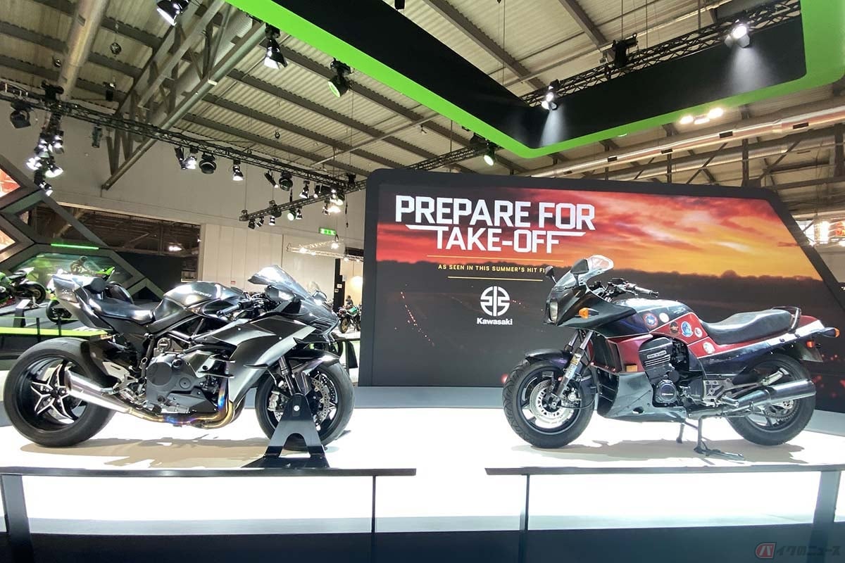カワサキワールドに展示される「GPZ900R」(右)と「Ninja H2 CARBON」(左)