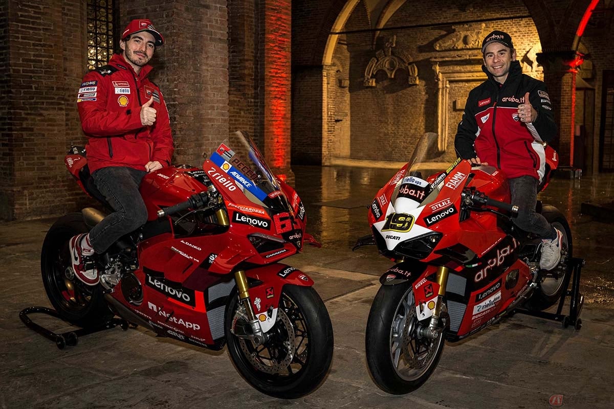 ドゥカティパニガーレV4 バニャイア 2022 ワールドチャンピオンレプリカ」(左)と「パニガーレV4 バウティスタ 2022 ワールドチャンピオンレプリカ」