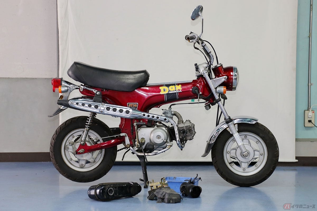 1995年に復活したHonda DAX50。アップマフラーや折りたたみ式ハンドルなど、70年代のスタイルを忠実に再現