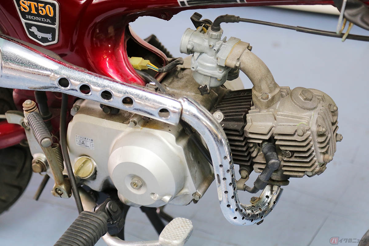 空冷4ストロークOHC2バルブ単気筒エンジン。排気量は49cc