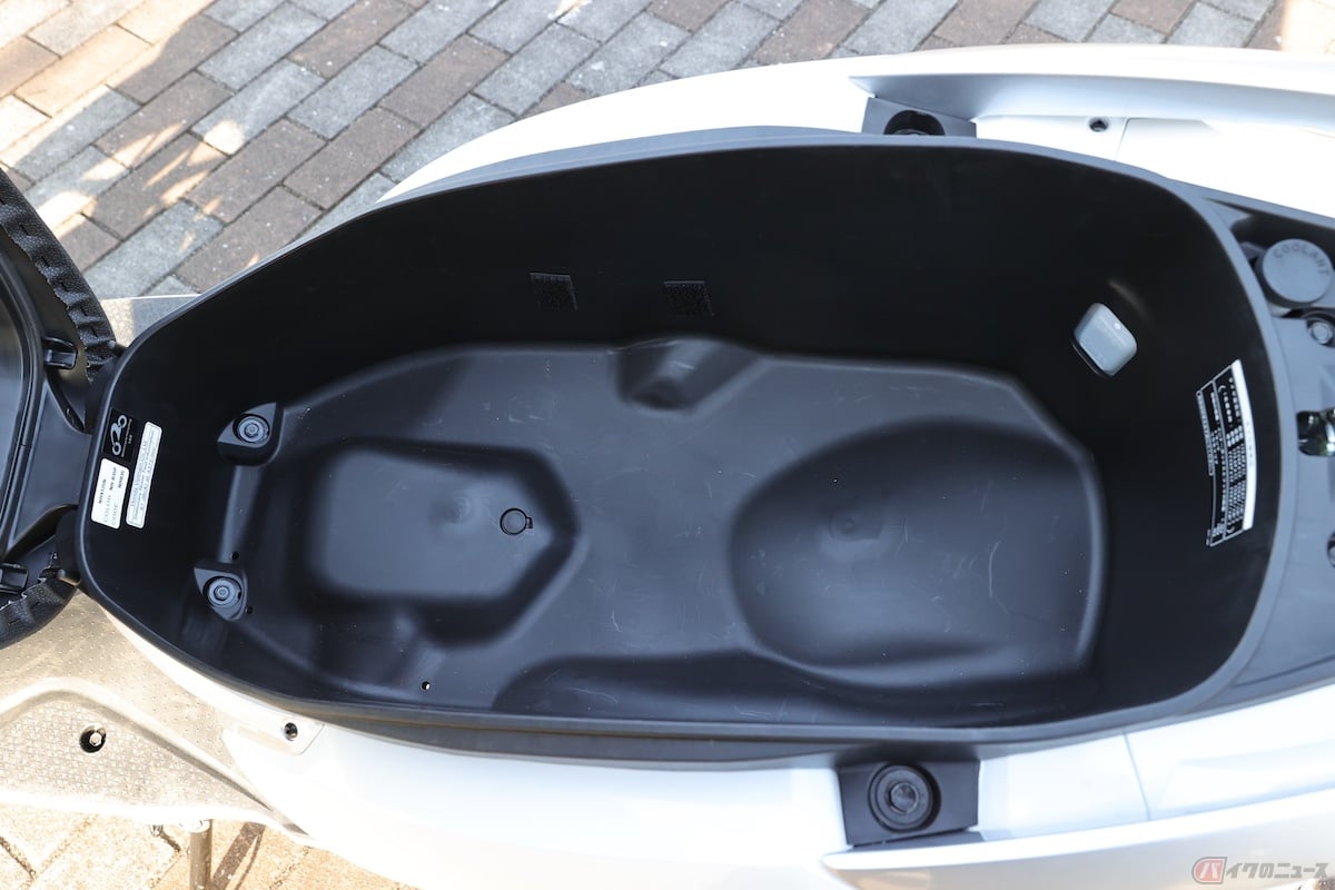 シート下の収納スペースは、37L