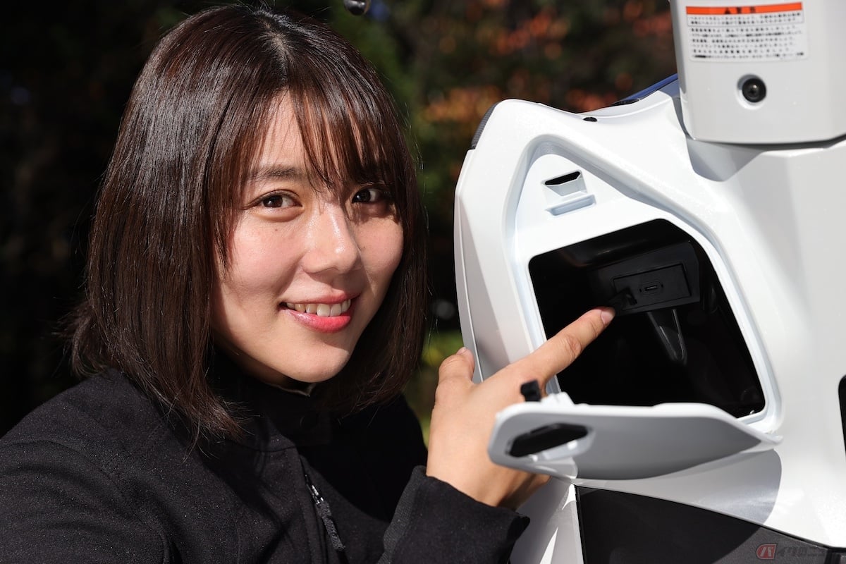 フロントのインナーボックスには、タイプCのUSBソケットも装備されています