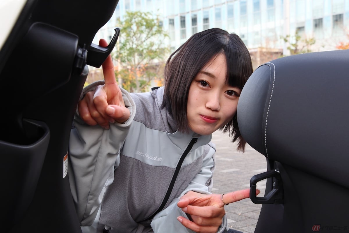 フロントフックと、足元に折り畳み式のストッパー付ホルダーがある