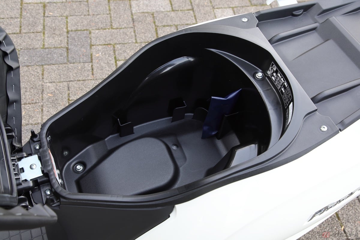 最大積載許容重量3kgの収納スペースがシート下にあります