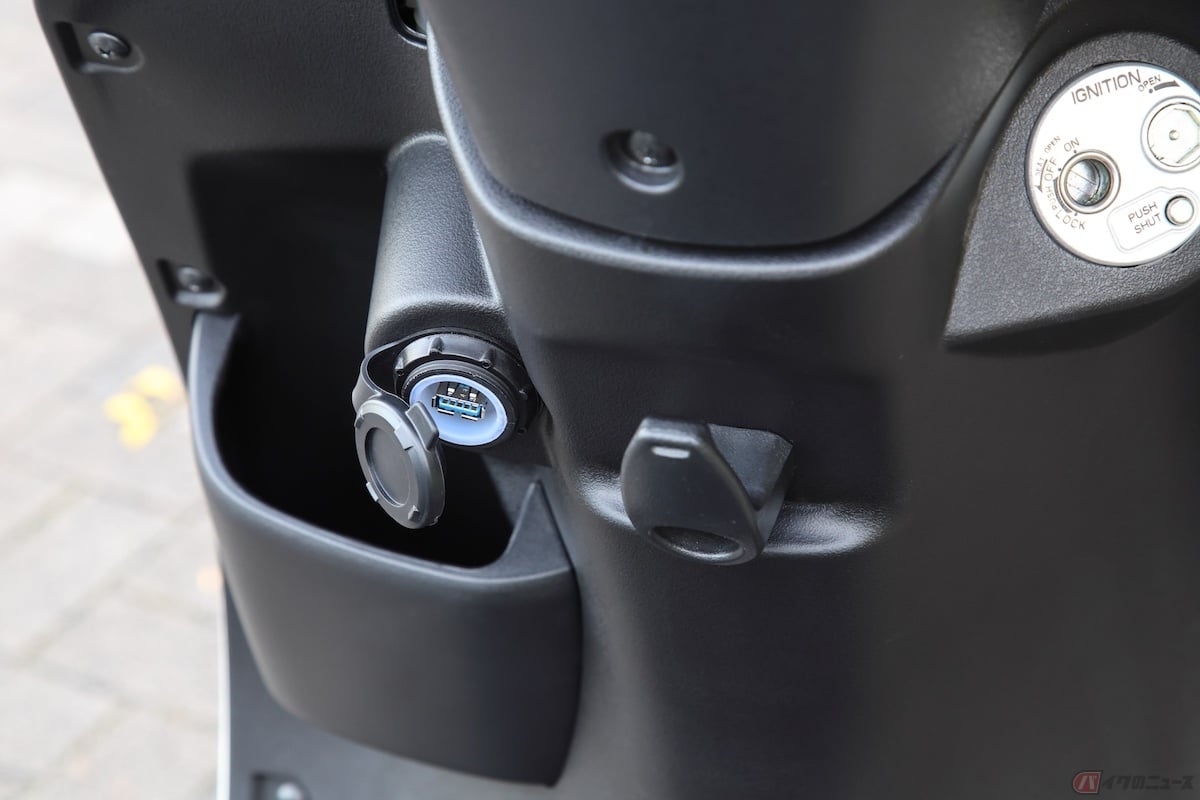 フロント左にも深めの収納スペースもあり、USBソケットが付いていいます