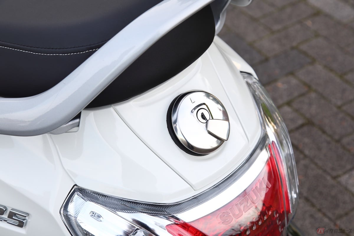 なんと給油口がお尻側に付いています