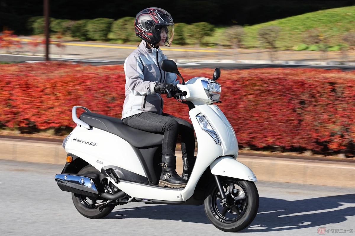 足を揃えて乗るバイクはリラックスできて良い