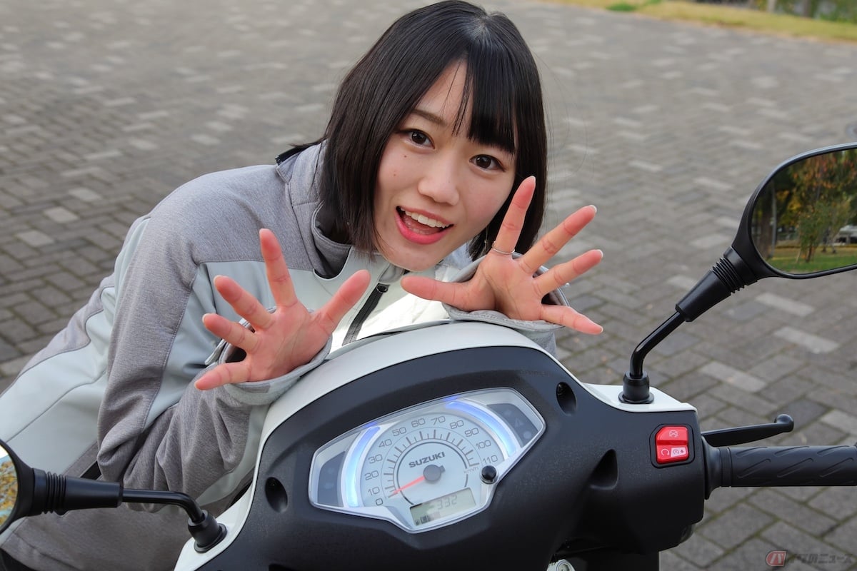 ブレーキをかけると、メーター横の半円ライトがブルーからグリーンに変わる