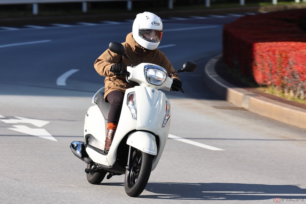 走り出しはとても軽やかで可愛らしいボディには似つかわない機械的なエンジン音