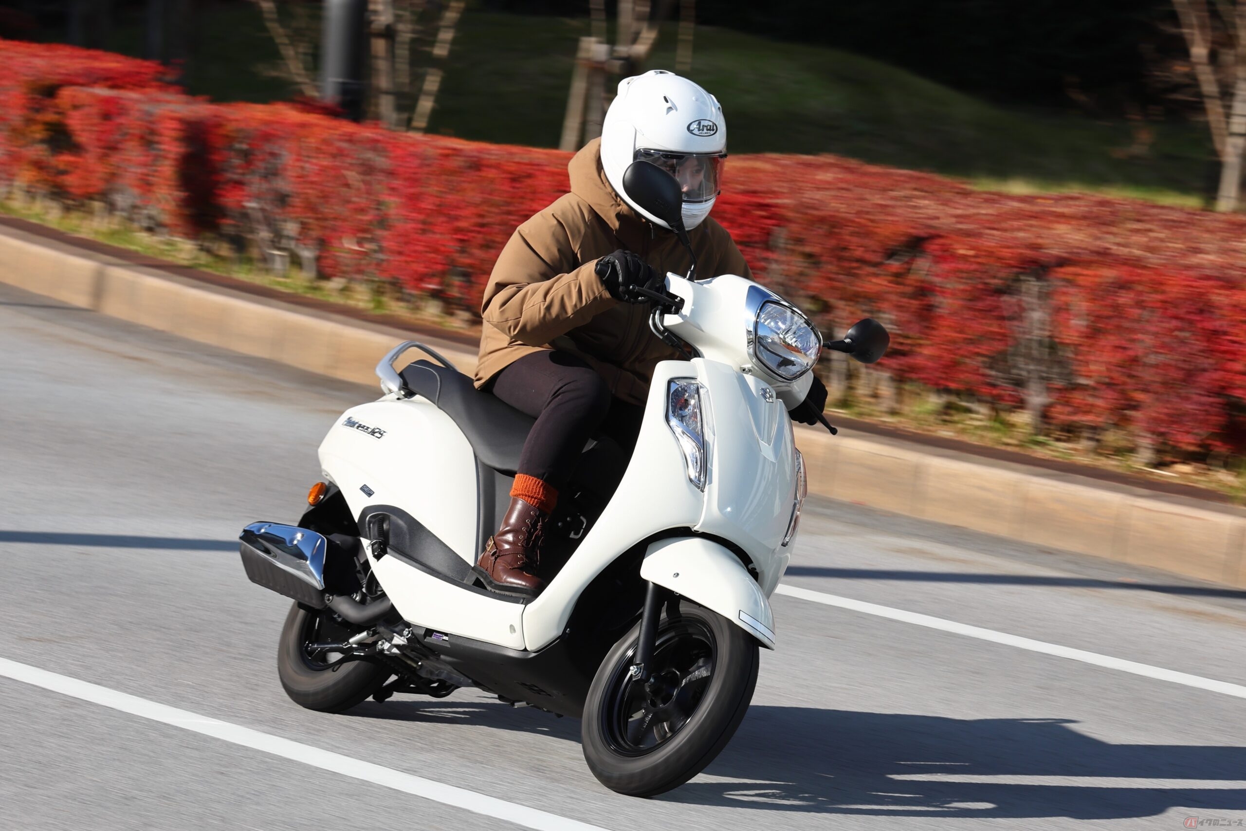 コーナリングでもハンドルはブレることなく思い通りのラインにしっかり被せてくれる