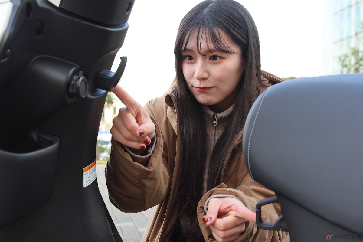 ハンドル下には買い物に便利なフロントフックと、足元には折りたたみ式ホルダーも装備されてる