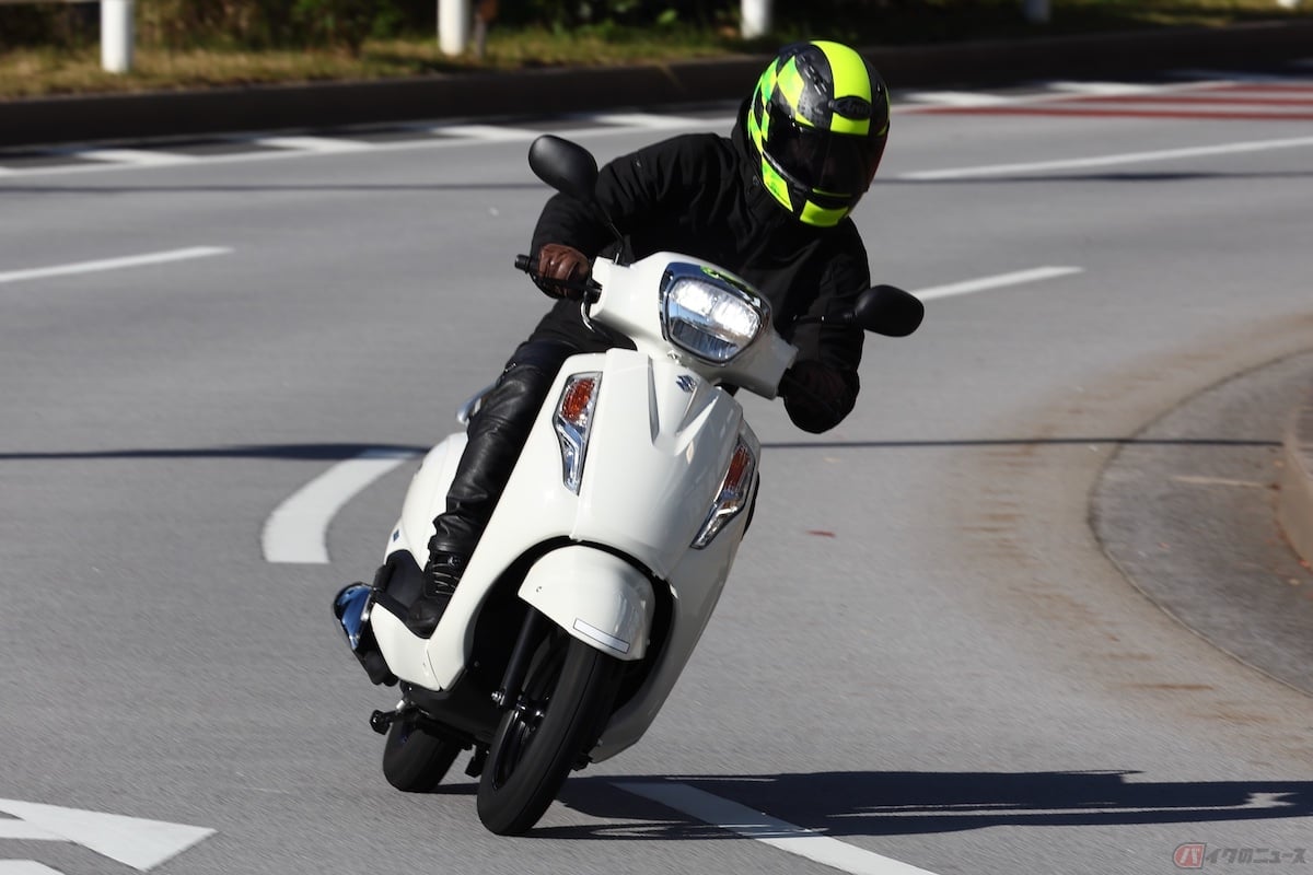 フロント12インチ、リヤ10インチの足まわりを持つ車体は落ち着いていて、乗り心地は快適志向