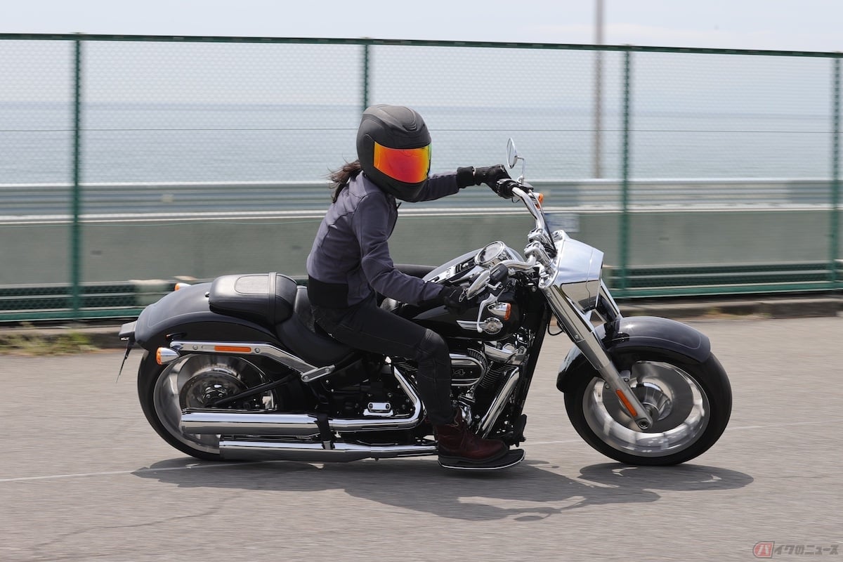 走行してみると、刺激的なエンジンの鼓動や車体の重みは感じるのですが、驚くほどにバランスが安定している