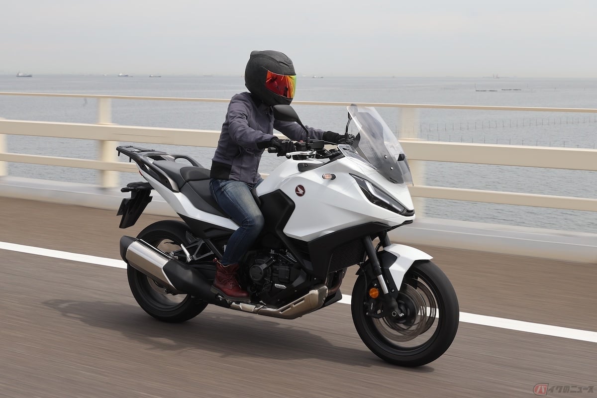 スクリーンやディフレクターが充実していて、高速道路走行時でも風から全身を守ってくれて負担が大きく軽減します