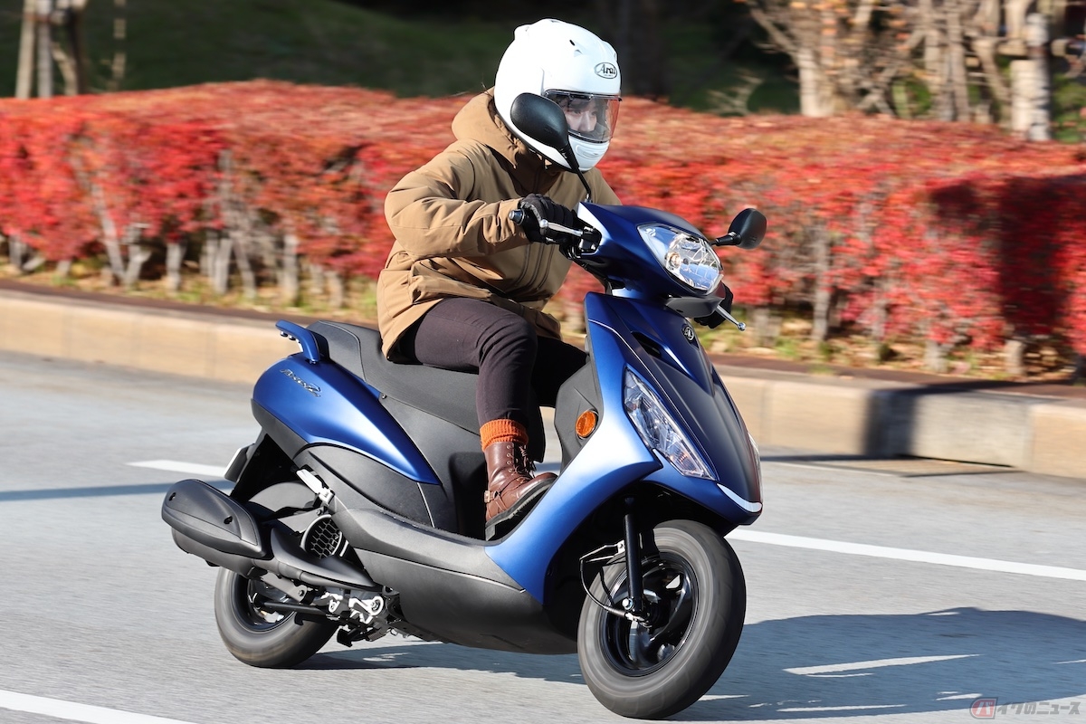 シート形状のおかげで雑な運転もヒラヒラと可憐に乗っていられる