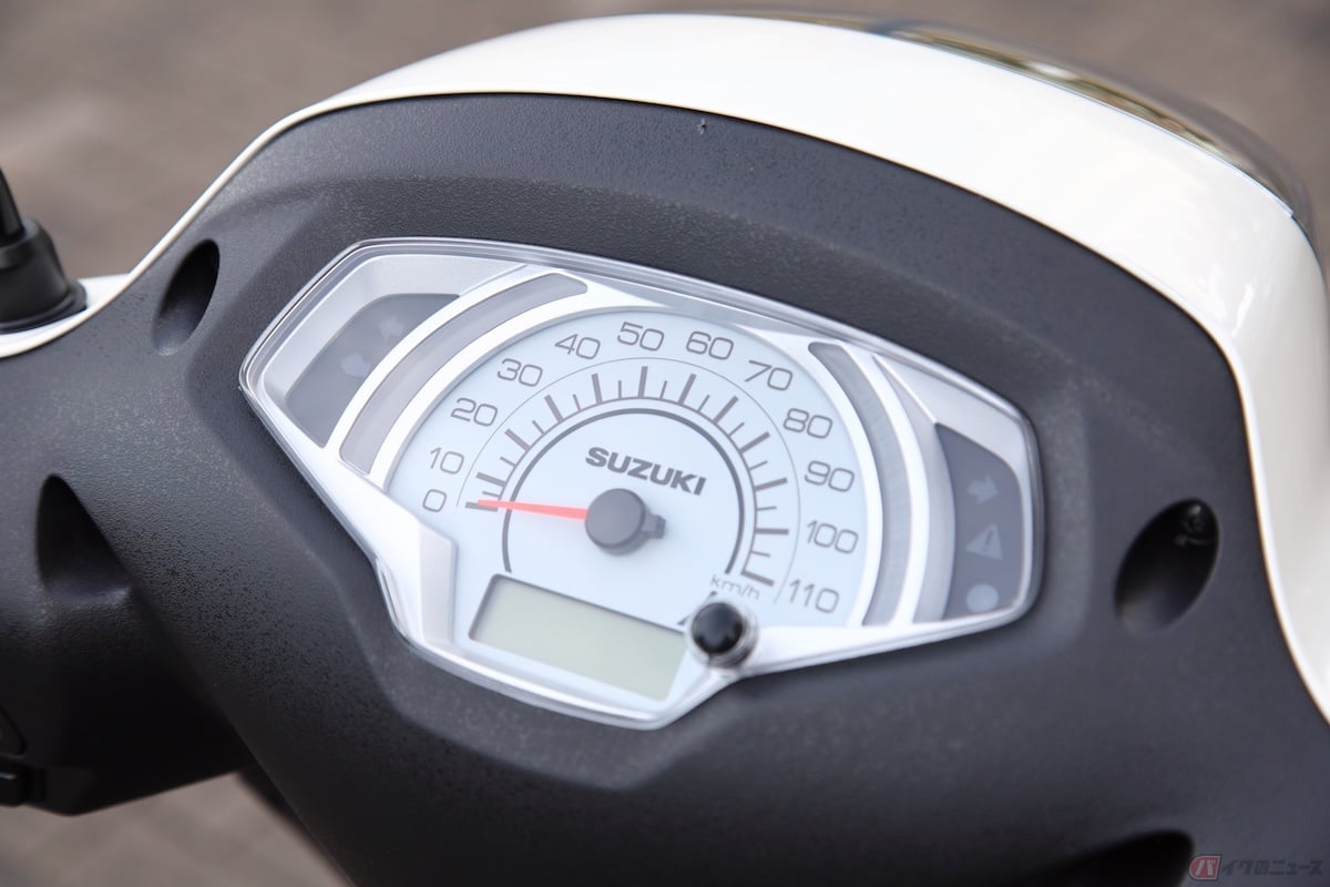 スピードメーターはレトロさを感じるアナログ式