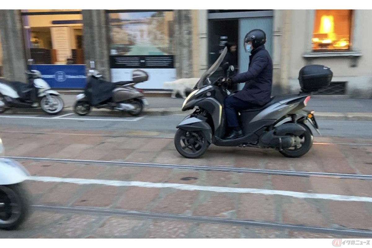 岸田彩美がイタリアの街中で見かけた前二輪スクーター、ヤマハ「トリシティ」。石畳の場所でも安定した走行性能を発揮していました