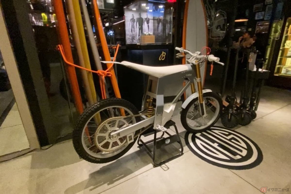 岸田彩美が訪れたミラノにあるDEUS EX MACHINA。岸田さんイチオシの電動バイクCAKEシリーズの展示も行われていました