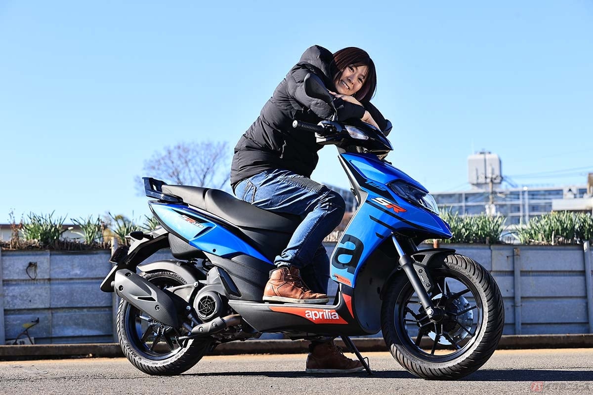 アプリリア「SR125」と筆者(先川知香)
