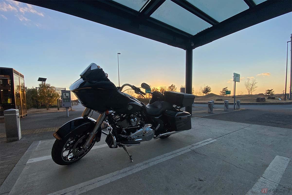 2輪車専用の駐輪スペースは屋根付き。奥まったところに4台分の線が引いてあるが、通路側にも広いスペースがある