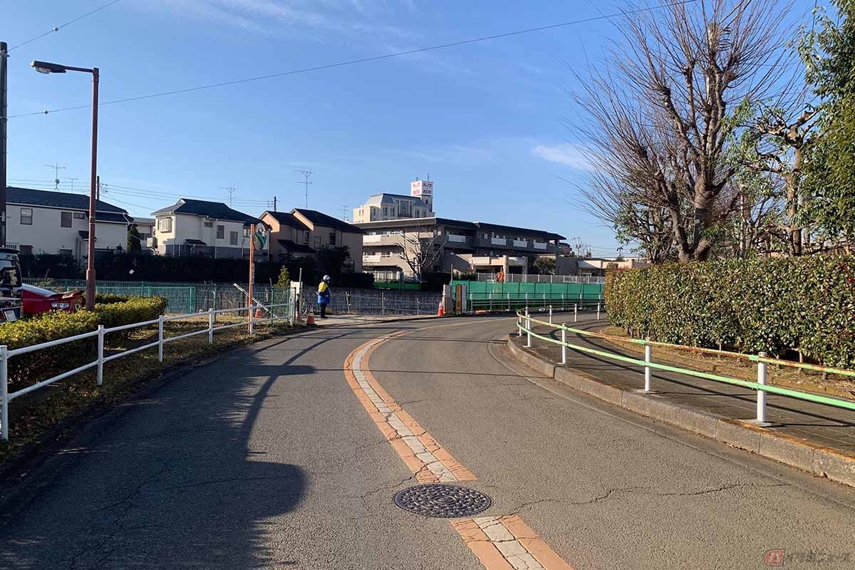 このような先の見にくいカーブは、特に注意をしたい。ミラーで先が見えるようになっているところがほとんどですが、それでもしっかりと周りを見通せる余裕をもったライディングが大切となる