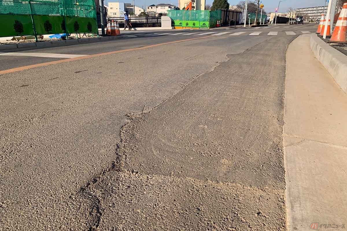 こちらはよく工事車両が出入りをしているところの路面です。写真でもわかるように、砂が浮いているため、特に雨などが降ると一段と滑りやすくなる