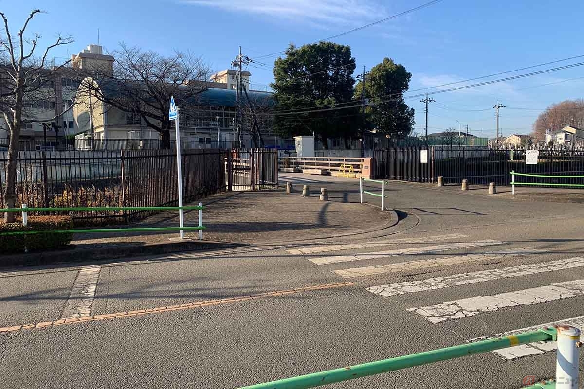 学校前の横断歩道。横断歩道は歩行者優先ですが、特に学校近くでは子どもの飛び出しもよくあるため、細心の注意、「かもしれない」を考えて走りたいところ