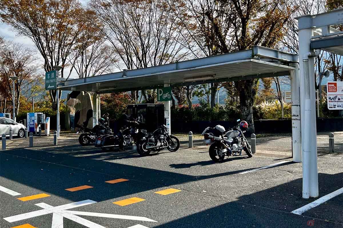 さすが大型施設だけあって2輪専用の駐車スペースも広く確保されている。しかも屋根付き