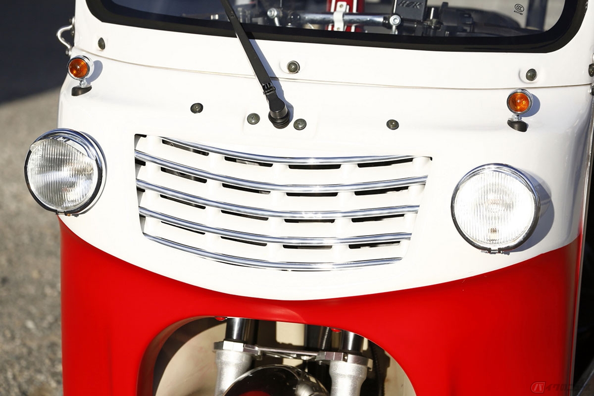 ヘッドライトを取り除き、クライスラーのPTクルーザーのフロントグリルを加工し装着。代わりにヘッドライトをウィンカー部に、ウィンカーは新たに設置しました