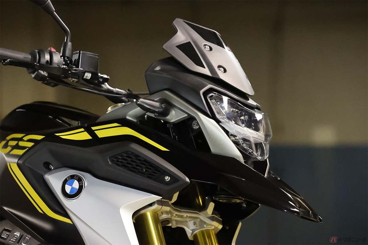 小さいながらもウインドプロテクション効果が感じられるフロントスクリーン