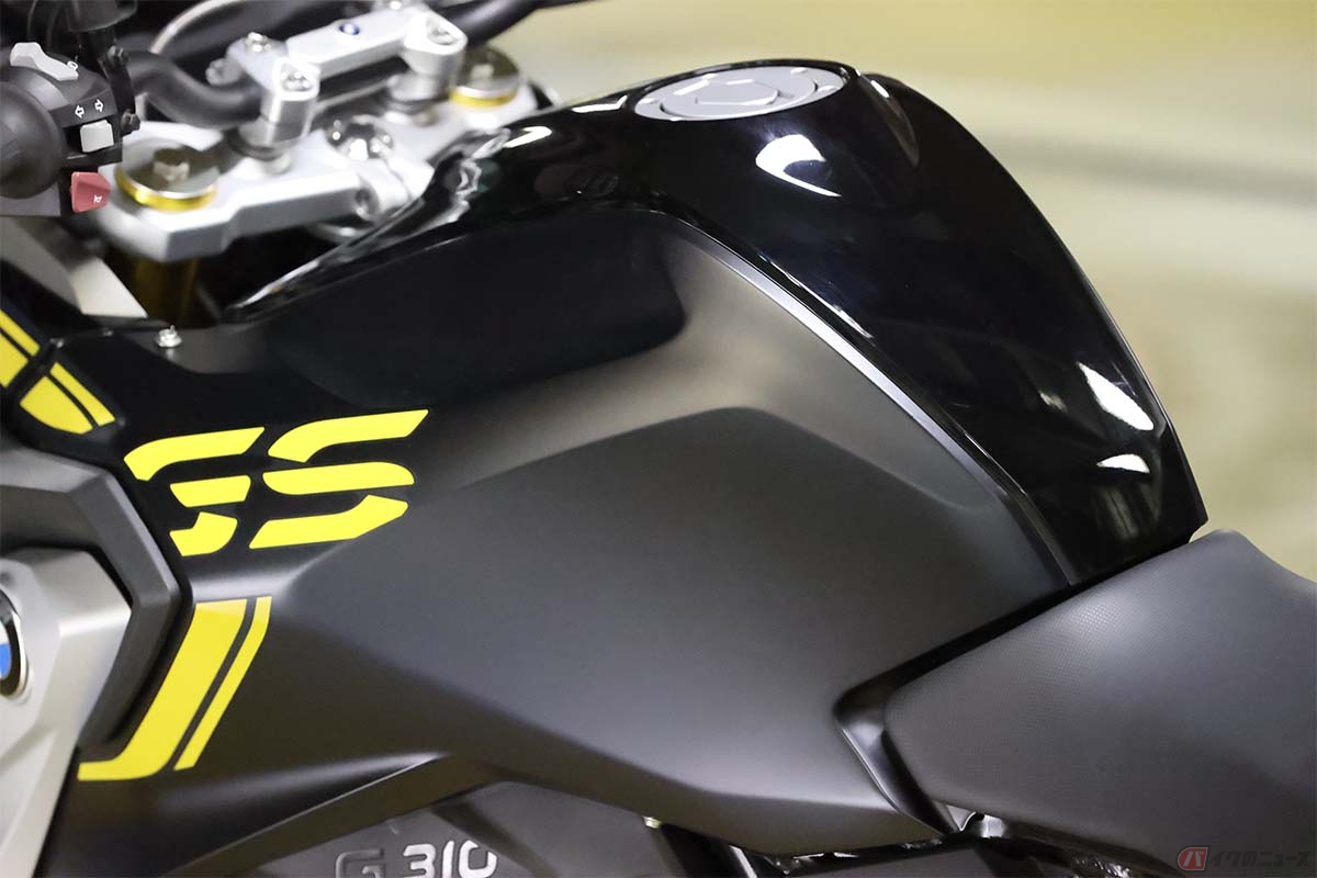 容量11.5リットルの燃料タンク。無鉛レギュラーガソリン指定