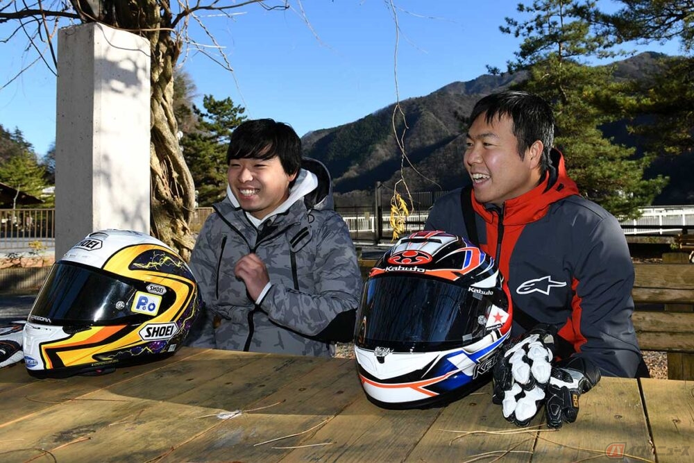 ツーリングを愉しんだレーシングライダーの大久保光選手（右）と石塚健選手（左）。昼食や休憩時間にはレースや昔話などに花が咲きます