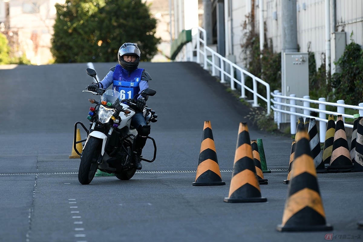 コース取りを意識して、スラロームに挑戦する様子