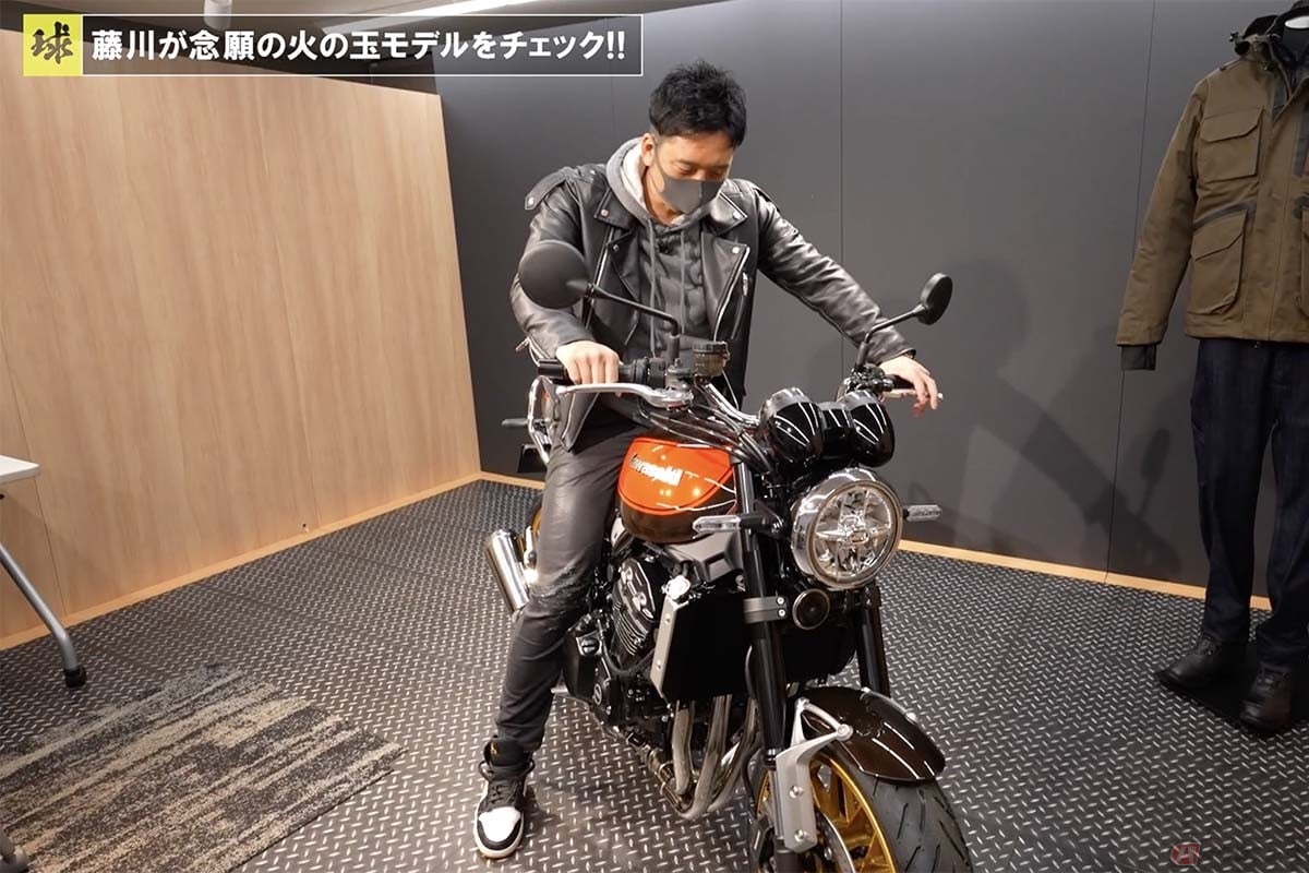 藤川球児氏がカワサキ「Z900RS」の火の玉カラーにまたがる様子