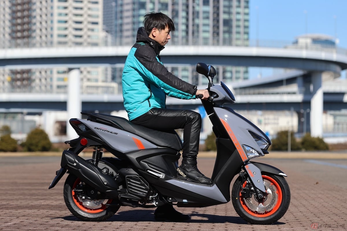 足もとがフルフラットでフット位置の自由度が高いのも好印象