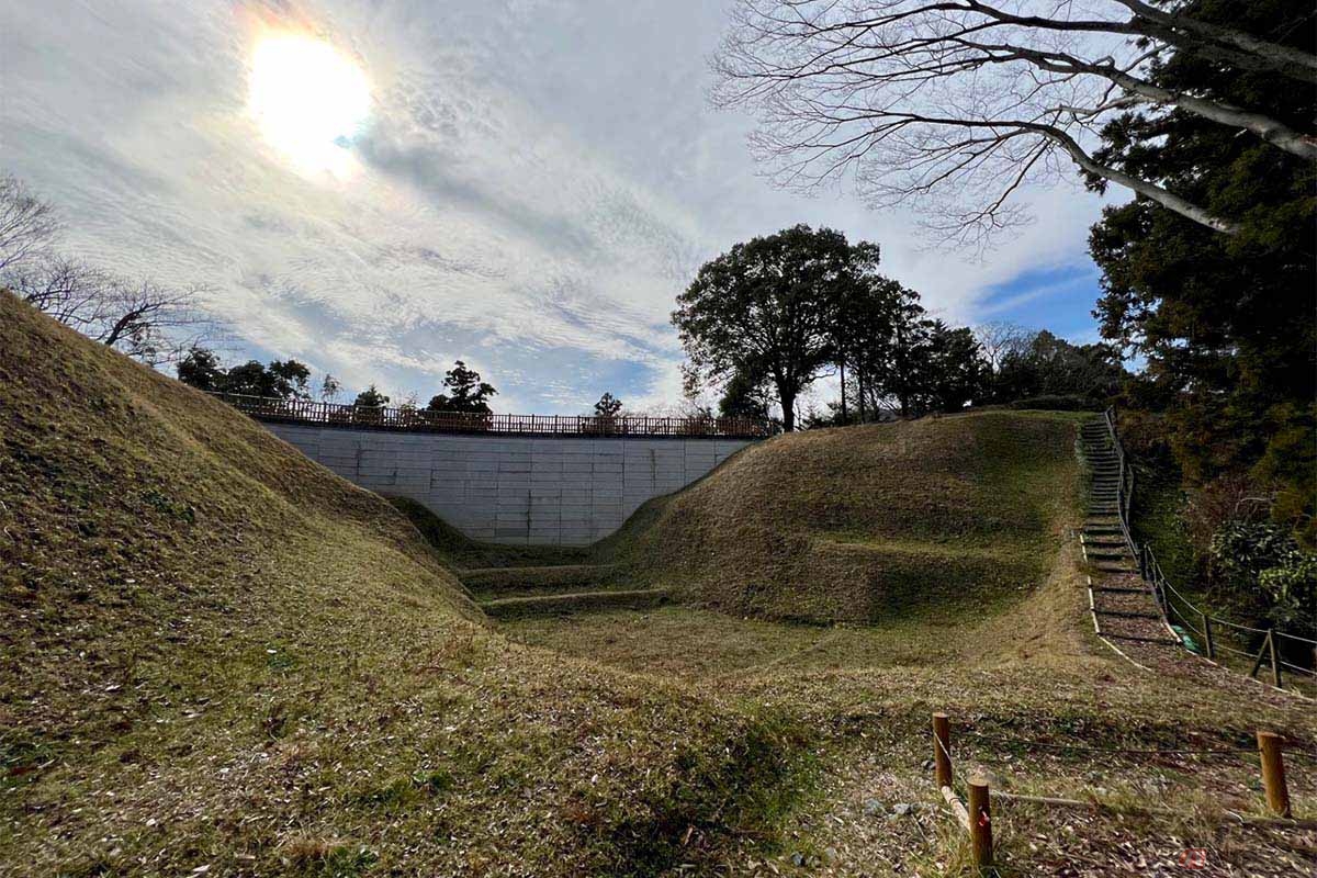 見事な「障子堀」が復元された堀切は、橋の上からや、歩道から間近に見ることができる