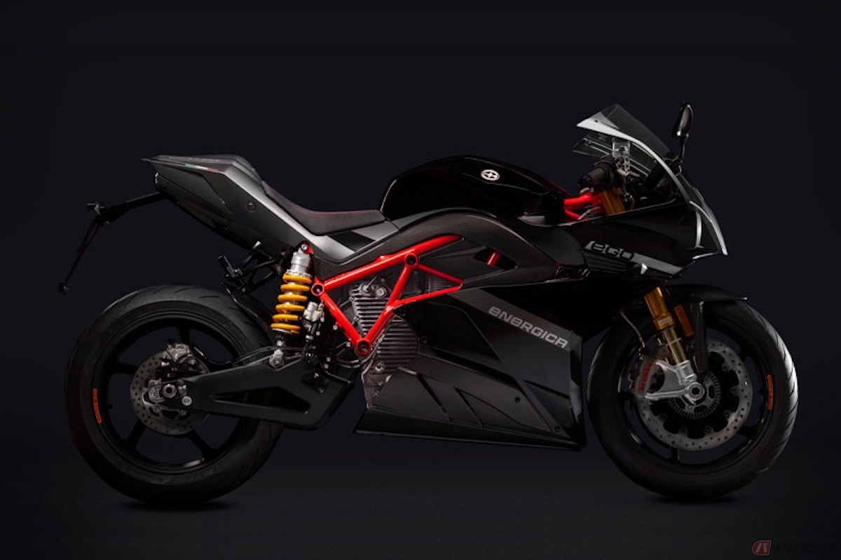 『G.I.ジョー:漆黒のスネークアイズ』では、エネルジカ・エゴに乗ってアクロバティックなアクションを披露