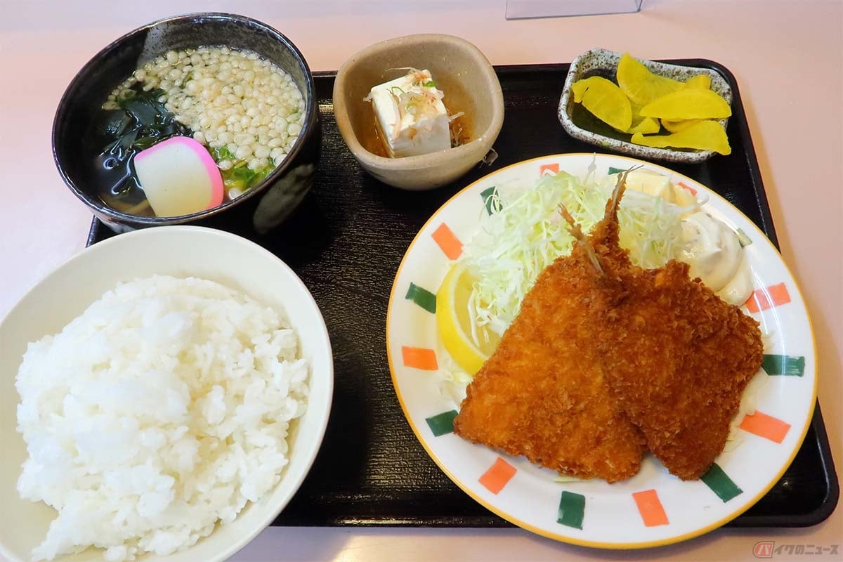 スタッフ情報で訪れた「なかよし御影店」の「アジフライ定食」は、普通サイズのアジフライが2枚に冷奴、ご飯、みそ汁、漬物のセットで470円、プラス120円でみそ汁からミニうどんに変更